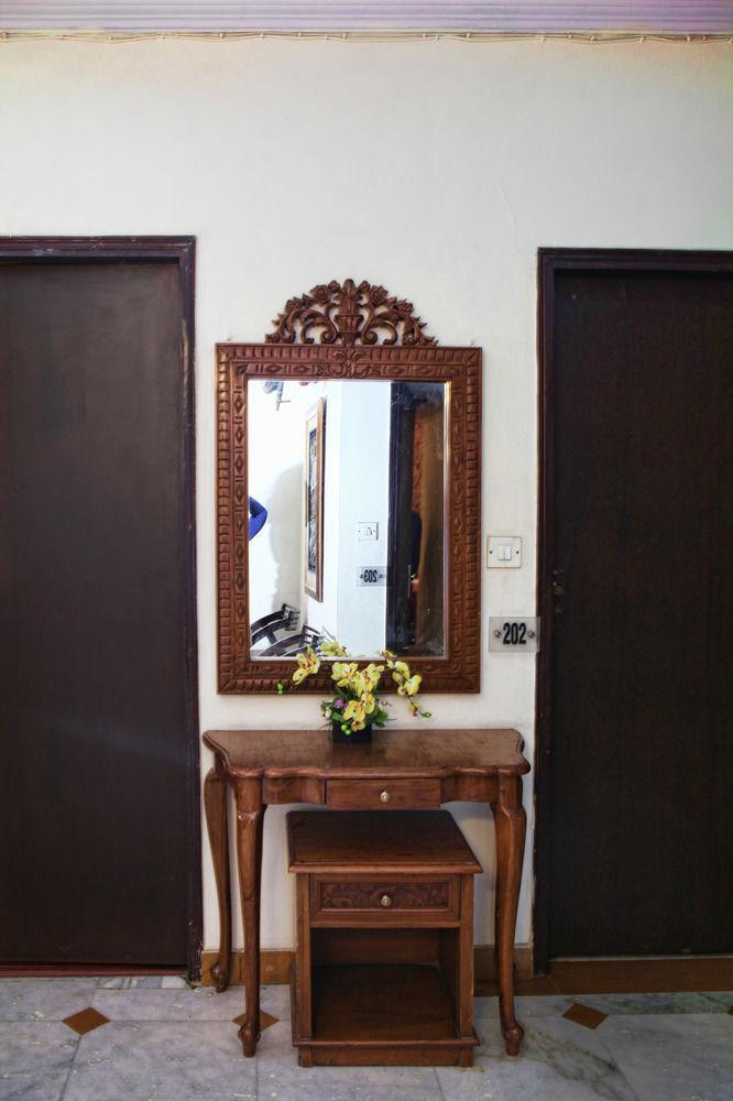 Oyo 358 Sarojini Nagar Hotell New Delhi Eksteriør bilde