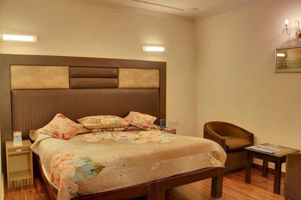 Oyo 358 Sarojini Nagar Hotell New Delhi Eksteriør bilde